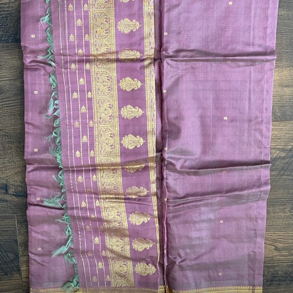 Pure silk sari with ready blouse - Picture 1 of 7